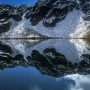 Fin septembre au lac Brévent dans les Aiguilles Rouges ... les chutes de neige peuvent arriver toute l'année vers 2500m. J'aime bien ce reflet en forme de totem horizontal avec 2 mains de géant ...