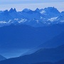 Les Aiguilles d'Arves sont finalement aussi emblématiques que le Mt Blanc. On les voit de partout, elles se distinguent ... ici depuis le sommet du Pécloz dans les Bauges en octobre 2003.